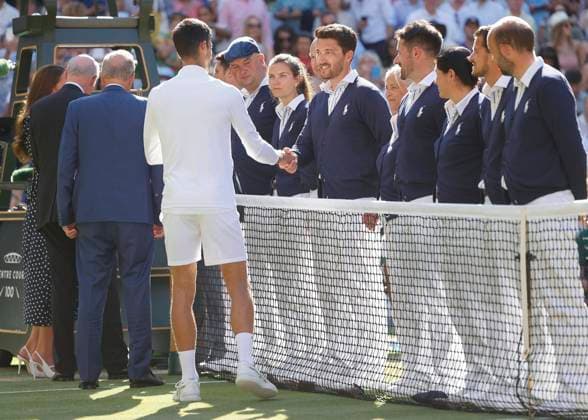 Linienrichter und Champion Novak Djokovic mit dem Pokal, Trophäe, Siegerehrung, Praesentation Copyright: xJuergenxHasenkopfx