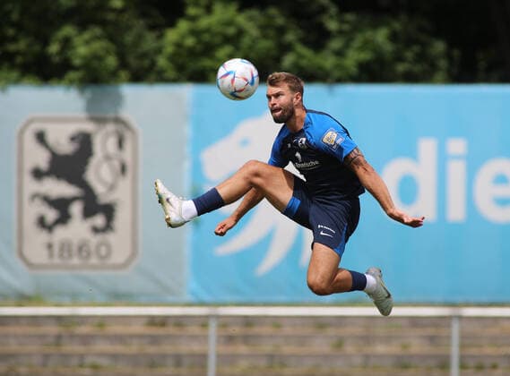 Sport Bilder des Tages München, Deutschland 12. Juli 2022: Fussball, Herren, 3.Liga, Saison 2022 2023, TSV 1860 München, Training, Grünwalder Strasse 114 Yannick Deichmann (TSV 1860 München) fliegt, springt in einen Ball hinein, Blick auf den Ball, im Hintergrund das Logo des Vereins *** Munich, Germany 12 July 2022 football, men, 3 league, season 2022 2023, TSV 1860 Munich, training, Grünwalder Strasse 114 Yannick Deichmann TSV 1860 Munich flies, jumps into a ball, looking at the ball, in the background the club logo
