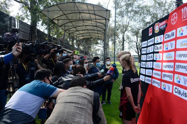 July 12, 2022, Mexico City, Mexico City, Mexico: July 12, 2022, Mexico City, Mexico: Women s Bayer Leverkusen players Caroline Siems and Irina Pando during a press conference, PK, Pressekonferenz to announce the match between America and Bayer Leverkusen as part of 100 years of Bayer in Mexico. on July 12, 2022 in Mexico City, Mexico. Mexico City Mexico - ZUMAe321 0162795982st Copyright: xCarlosxTischlerx xEyepixxGroupx
