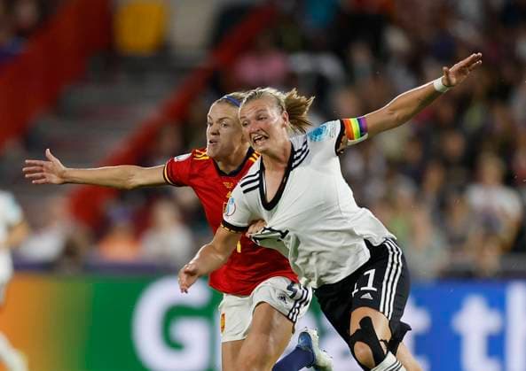 Sport Bilder des Tages 12.07.2022, Fussball, UEFA Womens EURO 2022, Deutschland - Spanien, GB, London, Brentford Community Stadium Bild: v. li. Irene Paredes (Spain, 4) und Alexandra Popp (Deutschland 11) Copyright: HMBxMedia xHeikoxBecker