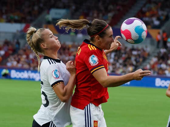 Sport Bilder des Tages 12.07.2022, Fussball, UEFA Womens EURO 2022, Deutschland - Spanien, GB, London, Brentford Community Stadium Bild: v. li.Giulia Gwinn (Deutschland 15) und Mariona Caldentey (Spain, 8)) Copyright: HMBxMedia xHeikoxBecker