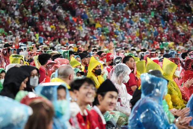 Sport Bilder des Tages The Match Bangkok Century Cup 2022 Between Manchester United, ManU And Liverpool FC. General view of fans wearing rain ponchos and face masks inside the stadium during their friendly match at Rajamangala National Stadium in Bangkok, Thailand, 12 July 2022. Bangkok Bangkok Thailand  Copyright: xAnusakxLaowilasx originalFilename:laowilas-notitle220712_npVCB.jpg