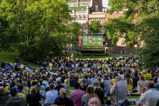 Bilder des Jahres 2022, Sport 07 Juli 220713 Fans of Sweden watching the UEFA Women s Euro 2022 group stage match between Sweden and Switzerland on July 13, 2022 in Gothenburg. Photo: Daniel Stiller BILDBYRAN kod DS DS0257 fotboll football soccer fotball swedish fans in gothenburg bbeng publik fans *** 220713 Fans of Sweden watching the UEFA Women s Euro 2022 group stage match between Sweden and Switzerland on July 13, 2022 in Gothenburg Photo Daniel Stiller BILDBYRAN kod DS DS0257 fotboll football soccer fotball swedish fans in gothenburg bbeng publik fans,  Copyright: DANIELxSTILLER BB220713DS007