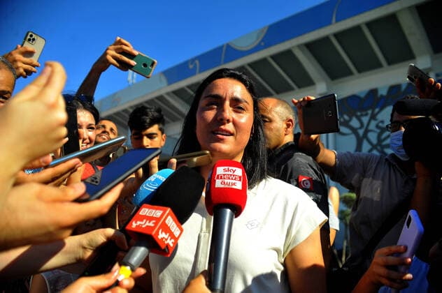 Bilder des Jahres 2022, Sport 07 Juli Ons Jabeur Back In Tunis Tunisian tennis player Ons Jabeur talking to journalists after her return to the capital Tunis from Wimbeldon, on July 13, 2022. Hailing her as the nation s pride and ambassador of happiness , Tunisians remained enthralled with tennis star Ons Jabeur, celebrating her presence in the prestigious Wimbledon final despite her loss. Tunis Tunisia  Copyright: xYassinexMahjoubx originalFilename:mahjoub-notitle220713_npiAI.jpg