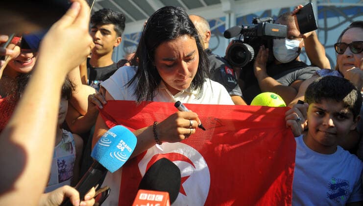 Ons Jabeur Back In Tunis Tunisian tennis player Ons Jabeur signs an autograph upon her return to the capital Tunis from Wimbeldon, on July 13, 2022. Hailing her as the nation s pride and ambassador of happiness , Tunisians remained enthralled with tennis star Ons Jabeur, celebrating her presence in the prestigious Wimbledon final despite her loss. Tunis Tunisia  Copyright: xYassinexMahjoubx originalFilename:mahjoub-notitle220713_npJjO.jpg