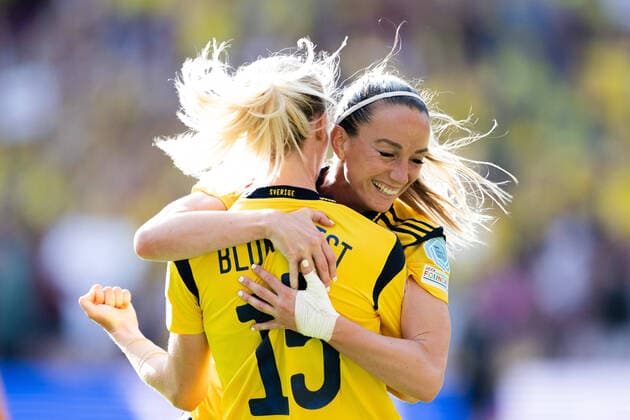 220713 Rebecka Blomqvist and Kosovare Asllani of Sweden celebrate a disallowed goal during the UEFA Women s Euro 2022 group stage match between Sweden and Switzerland on July 13, 2022 in Sheffield. Photo: Ludvig Thunman BILDBYRAN kod LT LT0371 fotboll football soccer fotball fotbolls-em europamästerskap em uefa womens euro sverige sweden switzerland schweiz dam bbeng landskamp Copyright: LUDVIGxTHUNMAN BB220713LT200