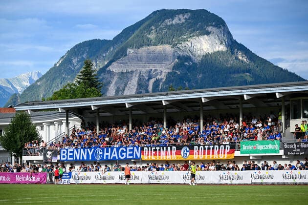 Sport Bilder des Tages AUT, Testspiel US Salernitana vs. FC Schalke 04 13.07.2022, Sportstadion Wörgl , Wörgl, AUT, Testspiel US Salernitana vs. FC Schalke 04 im Bild picture shows Die mitgereisten Fans beim Testspiel in Wögl. *** AUT, Test match US Salernitana vs FC Schalke 04 13 07 2022, Sportstadion Wörgl , Wörgl, AUT, Test match US Salernitana vs FC Schalke 04 in picture shows The travelling fans at the test match in Wögl nordphotoxGmbHx xKröger nordphoto00008