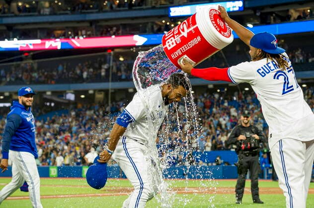 Sport Bilder des Tages July 13, 2022, Toronto, ON, Canada: Toronto Blue Jays first baseman Vladimir Guerrero Jr. (27) dumps water on right fielder Teoscar Hernandez (37) after the Toronto Blue Jays defeated the Philadelphia Phillies 8-2 in nine innings of interleague MLB, Baseball Herren, USA action, in Toronto, on Wednesday, July 13, 2022. Canada News - July 13, 2022  - ZUMAc35_ 20220713_zaf_c35_063 Copyright: xChristopherxKatsarovx