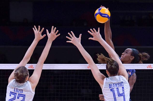 Bilder des Jahres 2022, Sport 07 Juli Sport Bilder des Tages (220714) -- ANKARA, July 14, 2022 -- Ogbogu Chiaka (R) of the United States spikes the ball during the 2022 FIVB Volleyball Women s Nations League quarterfinal match between the United States and Serbia in Ankara, Turkey, July 13, 2022. Shadati) (SP)TURKEY-ANKARA-VOLLEYBALL-NATIONS LEAGUE-WOMEN-QUARTERFINALS-USA VS SRB ShaxDati 