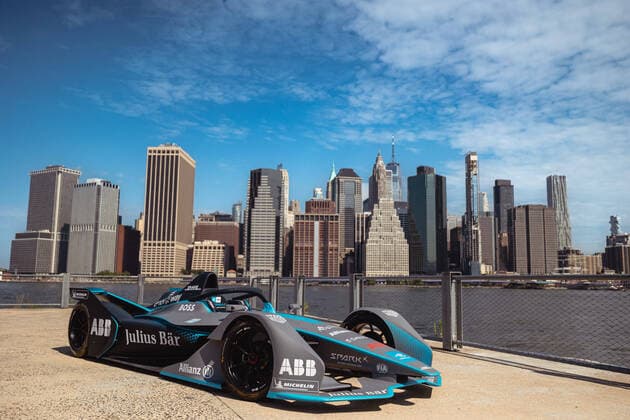 Bilder des Jahres 2022, Sport 07 Juli Sport Bilder des Tages Landscape of New York with the Formula E show car during the 2022 New York City ePrix, 8th meeting of the 2021-22 ABB FIA Formula E World Championship, WM, Weltmeisterschaft on the Brooklyn Street Circuit from July 14 to 17, in New York, United States of America - AUTO - 2022 FORMULA E NEW YORK CITY ePRIX DPPI Panoramic  03422009_GH_118