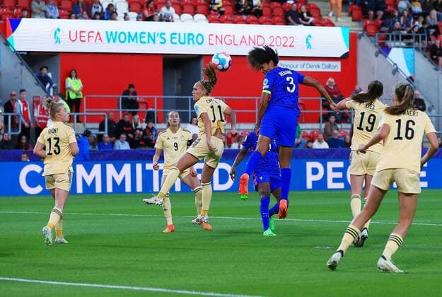 Sport Bilder des Tages Sport Bilder des Tages Mandatory Credit: Photo by Matt West Shutterstock (13028756ah) Wendie Renard of France heads towards goal France v Belgium, Womens UEFA European Championship, EM, Europameisterschaft Group D, Football, AESSEAL New York Stadium , Rotherham, UK - 14 Jul 2022 France v Belgium, Womens UEFA European Championship, Group D, Football, AESSEAL New York Stadium , Rotherham, UK - 14 Jul 2022 Copyright: xMattxWest Shutterstockx 13028756ah