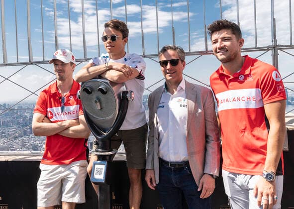 Sport Bilder des Tages Empire State Building holds ceremonial lighting ahead of the New York City E-Prix by Formula E Avalanche Andretti driver Oliver Askew, Mercedes-EQ’s driver Nyck de Vries, Formula E CEO Jamie Reigle and Avalanche Andretti driver Jake Dennis pose on observation deck of Empire State Building. Empire State Building holds ceremonial lighting ahead of E-Prix electric cars racing over upcoming weekend. New York New York United States Copyright: LevxRadin