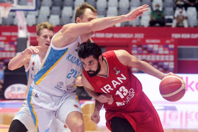 Sport Bilder des Tages (220715) -- JAKARTA, July 15, 2022 -- Mohammad Jamshidi (R) of Iran competes during a Group C match between Kazakhstan and Iran of the FIBA Asia Cup 2022 basketball tournament in Jakarta, Indonesia, July 15, 2022. ) (SP)INDONESIA-JAKARTA-BASKETBALL-FIBA ASIA CUP 2022-KAZ VS IRI Zulkarnain 