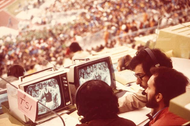 Journalisten sitzen an Pressetischen im Muenchener Olympiastadion und kommentieren die Wettbewerbe, Feature, Randmotiv, Symbolfoto, auf dem Tisch Monitore, undatierte Aufnahme, Olympische Sommerspiele vom 26.08. bis 11.09.1972 in Muenchen Deutschland, Â *** Journalists sitting at press tables in Munich Olympic Stadium commenting on the competitions, feature, marginal motif, symbol photo, monitors on the table, undated photograph, Summer Olympic Games from 26 08 to 11 09 1972 in Munich Germany, Â
