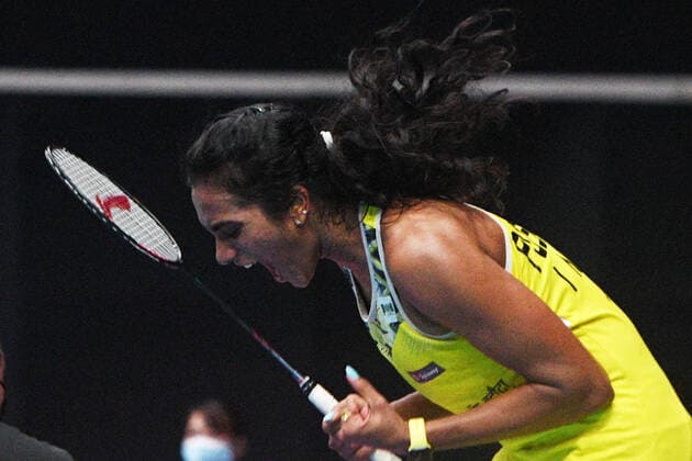 Sport Bilder des Tages (220715) -- SINGAPORE, July 15, 2022 -- Pusarla Sindhu celebrates after winning the women s singles quarterfinal match between Pusarla Sindhu of India and Han Yue of China at Singapore Open 2022 badminton tournament in Singapore, on July 15, 2022. (Photo by Xinhua) (SP)SINGAPORE-BADMINTON-SINGAPORE OPEN-WOMEN S SINGLES ThenxChihxWey 