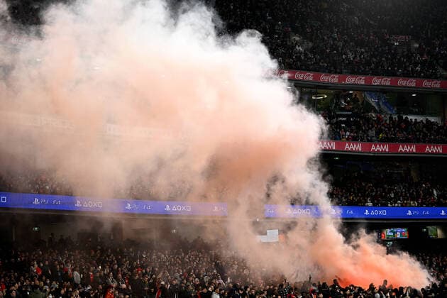 Sport Bilder des Tages SOCCER Manchester United, ManU VICTORY, Melbourne Victory supporters set off a flare during the soccer match between Manchester United and the Melbourne Victory at the Melbourne Cricket Ground in Melbourne, Friday, July 15, 2022. ( NO ARCHIVING, EDITORIAL USE ONLY, NO USE IN BOOKS WITHOUT CONSENT MELBOURNE VICTORIA AUSTRALIA  Copyright: xJOELxCARRETTx 20220715001679682603