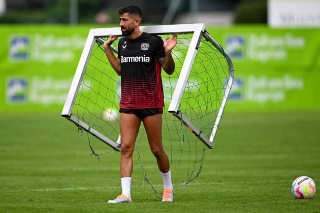 Sport Bilder des Tages AUT, Trainingslager Bayer Leverkusen 15.07.2022, Kaprun, Kaprun Zell am See, AUT, Trainingslager Bayer Leverkusen im Bild picture shows Kerem Demirbay (Bayer Leverkusen 10) baut die Tore mit ab. *** AUT, training camp Bayer Leverkusen 15 07 2022, Kaprun, Kaprun Zell am See, AUT, training camp Bayer Leverkusen in the picture shows Kerem Demirbay Bayer Leverkusen 10 breaks down the gates with nordphotoxGmbHx xKröger nordphoto00008