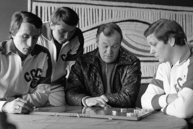 BOBROV YAKUSHEV MALTSEV SHADRIN 36600 24.11.1974 Senior coach Vsevolod Bobrov (center) of the Soviet team making game analysis with hockey players Alexander Yakushev (left), Vladimir Shadrin (second left) and Alexander Maltsev (right) at the world and European Ice hockey, Eishockey championship. Yuriy Somov Sputnik Helsinki Finland  Copyright: xYuriyxSomovx