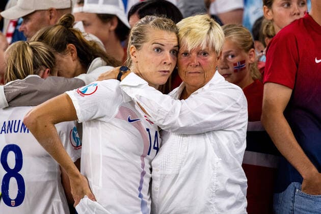 220715 Ada Hegerberg of Norway and her mother after the UEFA Women s Euro 2022 group stage match between Austria and Norway on July 15, 2022 in Brighton. Photo: Vegard Grott BILDBYRAN kod VG VG0329 bbeng fotboll football soccer fotball fotbolls-em europamästerskap em fotball em uefa womens euro dam landskamp norge norway österrike austria osterrike day10 Copyright: VEGARDxGRoTT BB220715VG132