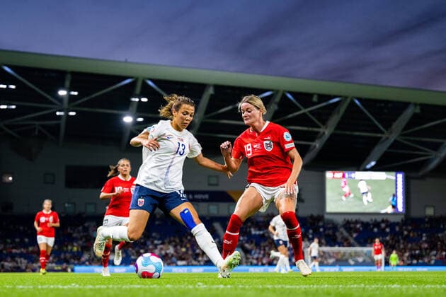 220715 Celin Bizet Ildhusoy of Norway and Verena Hanshaw of Austria during the UEFA Women s Euro 2022 group stage match between Austria and Norway on July 15, 2022 in Brighton. Photo: Vegard Grott BILDBYRAN kod VG VG0329 bbeng fotboll football soccer fotball fotbolls-em europamästerskap em fotball em uefa womens euro dam landskamp norge norway österrike austria osterrike day10 Copyright: VEGARDxGRoTT BB220715VG137