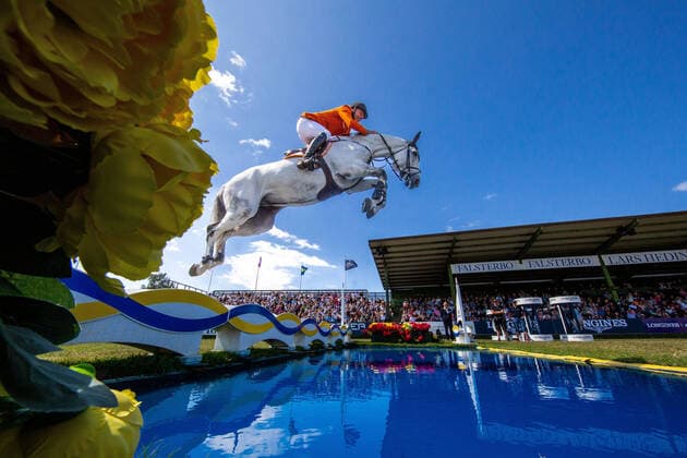 220715 Jur Vrieling, Nederländerna, pa Long John Silver 3 tävlar i Longines FEI Jumping Nations Cup of Sweden under dag 7 av Falsterbo Horse Show den 15 juli 2022 i Falsterbo. *** 220715 Jur Vrieling, Netherlands, pa Long John Silver 3 competes in Longines FEI Jumping Nations Cup of Sweden during day 7 of Falsterbo Horse Show on July 15, 2022 in Falsterbo,  Copyright: MATHILDAxAHLBERG BB220715ZB037