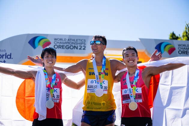 220715 Koki Ikeda of Japan (second place), Perseus Karlström of Sweden (third place) and Toshikazu Yamanishi (first place) celebrate after competing in men s 20 km race walk during day 1 of the 2022 World Athletics Championships on July 15, 2022 in Eugene. Photo: Joel Marklund BILDBYRAN kod JM JM0323 bbeng friidrott athletics friidrett 2022 world athletics championships world athletics championships oregon22 friidrotts-vm friidretts-vm vm gang sverige jubel Copyright: JOELxMARKLUND BB220715JM088