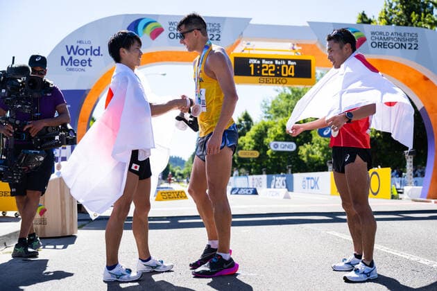 220715 Koki Ikeda of Japan (second place), Perseus Karlström of Sweden (third place) and Toshikazu Yamanishi (first place) celebrate after competing in men s 20 km race walk during day 1 of the 2022 World Athletics Championships on July 15, 2022 in Eugene. Photo: Joel Marklund BILDBYRAN kod JM JM0323 bbeng friidrott athletics friidrett 2022 world athletics championships world athletics championships oregon22 friidrotts-vm friidretts-vm vm gang sverige jubel Copyright: JOELxMARKLUND BB220715JM090