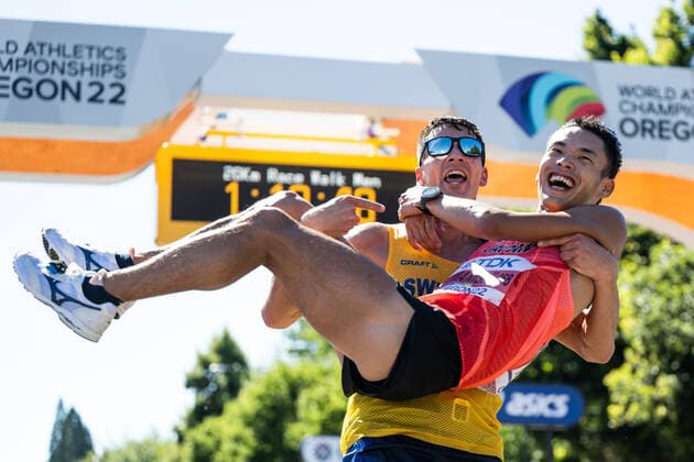 220715 Perseus Karlström of Sweden and Toshikazu Yamanishi of Japan celebrate after competing in men s 20 km race walk during day 1 of the 2022 World Athletics Championships on July 15, 2022 in Eugene. Photo: Joel Marklund BILDBYRAN kod JM JM0323 bbeng friidrott athletics friidrett 2022 world athletics championships world athletics championships oregon22 friidrotts-vm friidretts-vm vm gang sverige jubel Copyright: JOELxMARKLUND BB220715JM091