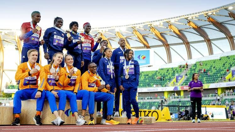 EUGENE - Tony van Diepen, Femke Bol, Lieke Klaver and Liemarvin Bonevacia with their silver medals during the medal ceremony after the final 4x400m mixed relay on the first day of the World Athletics Championships at the Hayward Field stadium. ANP ROBIN VAN LONKHUIJSEN World Athletics Championships Oregon22 - Day One 2022 xVIxANPxSportx xxANPxIVx