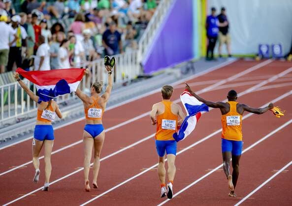 EUGENE - Femke Bol, Lieke Klaver, Tony van Diepen and Liemarvin Bonevacia celebrate their second place after the final 4x400 meter mixed relay on the first day of the World Athletics Championships in the Hayward Field stadium. ANP ROBIN VAN LONKHUIJSEN World Athletics Championships Oregon22 - Day One 2022 xVIxANPxSportx xxANPxIVx