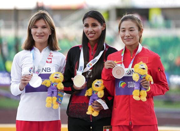(220716) -- EUGENE, July 16, 2022 -- Gold medalist Kimberly Garcia Leon (C) of Peru, silver medalist Katarzyna Zdzieblo (L) of Poland and bronze medalist Qieyang Shijie of China attend the awarding ceremony of women s 20km race walk at the World Athletics Championships Oregon22 in Eugene, Oregon, the United States, July 15, 2022. ) (SP)U.S.-EUGENE-ATHLETICS-WORLD CHAMPIONSHIPS-WOMEN S 20KM RACE WALK-AWARDING CEREMONY WangxYing 