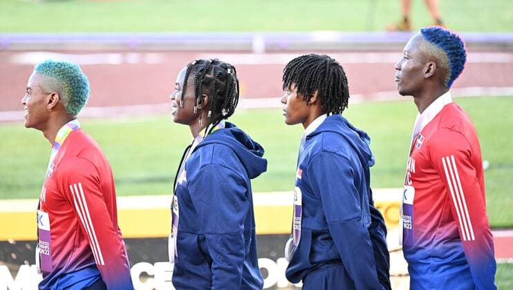 (220716) -- EUGENE, July 16, 2022 -- Gold medalists Alexander Ogando, Fiordaliza Cofil, Marileidy Paulino and Lidio Andres Feliz (L to R) of the Dominican Republic attend the awarding ceremony of mixed 4x400m relay at the World Athletics Championships Oregon22 in Eugene, Oregon, the United States, July 15, 2022. ) (SP)U.S.-EUGENE-ATHLETICS-WORLD CHAMPIONSHIPS-MIXED 4X400M RELAY-AWARDING CEREMONY WuxXiaoling 