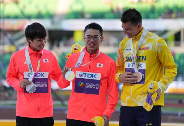 (220716) -- EUGENE, July 16, 2022 -- Gold medalist Yamanishi Toshikazu (C) of Japan, silver medalist Ikeda Koki (L) of Japan and bronze medalist Perseus Karlstrom of Sweden react during the awarding ceremony of men s 20km race walk at the World Athletics Championships Oregon22 in Eugene, Oregon, the United States, July 15, 2022. ) (SP)U.S.-EUGENE-ATHLETICS-WORLD CHAMPIONSHIPS-MEN S 20KM RACE WALK-AWARDING CEREMONY WangxYing 