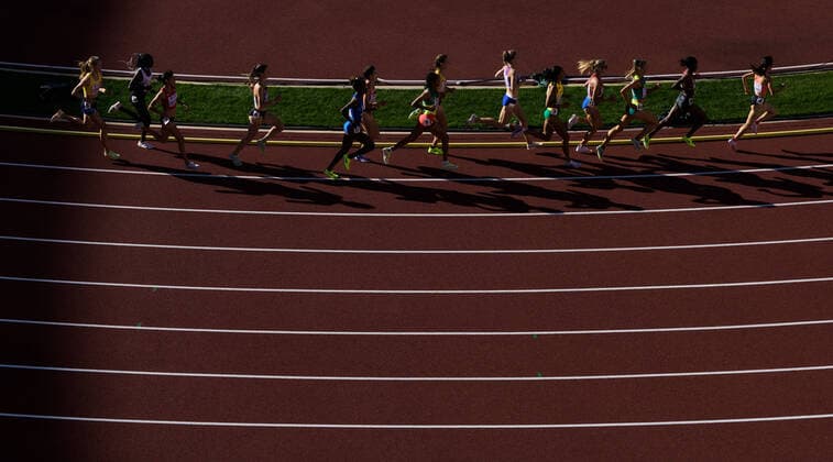 220715 Hanna Hermansson of Sweden (left) competes in women?s 1500 meters qualification during day 1 of the 2022 World Athletics Championships on July 15, 2022 in Eugene. Photo: Joel Marklund BILDBYRAN kod JM JM0323 bbeng friidrott athletics friidrett 2022 world athletics championships world athletics championships oregon22 friidrotts-vm friidretts-vm vm kval dam Sverige Copyright: JOELxMARKLUND BB220715JM149