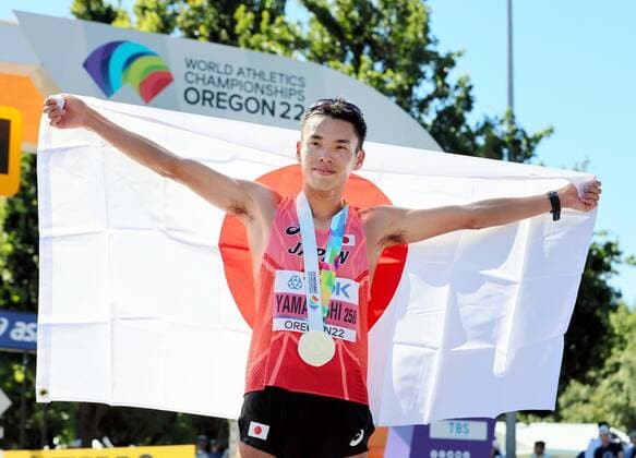Athletics: World championships in Oregon Toshikazu Yamanishi of Japan celebrates after winning gold in the men s 20-kilometer race walk at the world athletics championships in Eugene, Oregon, on July 15, 2022, his second-straight world title. (Pool photo)  A14AA0001315124P