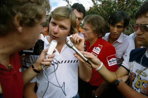Didier Pironi geb.26.3.1952 gest.23.8.1987 vor Isle of Wight war ein risikofreudig geltender Formel 1-Rennfahrer als Vizeeltmeister 82 erfolgreich und gefragt bei Medien und Kollegen nach einem sehr schweren Unfall mit massien Beinverletzungen mit drohender Amputation und langer Genesungszeit widmete er sich der Formel 1 auf dem Wasser mit extremen Rennbooten und kam 1987 bei einem Bootsunfall or der Isle if Wight ums Leben *** Didier Pironi born 26 3 1952 died 23 8 1987 off Isle of Wight was a risk-taking Formula 1 racing driver as vice world champion 82 successful and in demand by media and colleagues after a very serious accident with massive leg injuries with impending amputation and long recovery time he devoted himself to Formula 1 on the water with extreme racing boats and was killed in 1987 in a boating accident on the Isle of Wight
