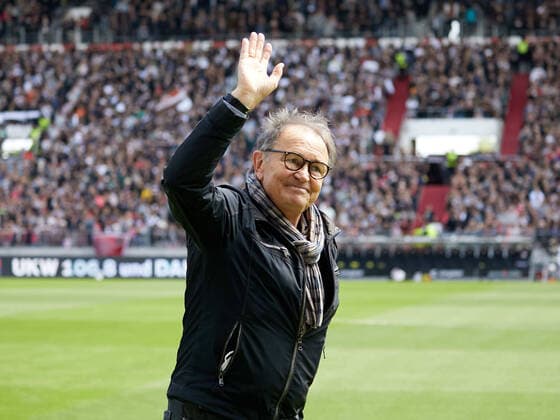 Bilder des Jahres 2022, Sport 07 Juli Abschied von Ewald Lienen als Angestellter bei St. Pauli. Der Technische Direktor verlaesst den Verein nach langen Jahren. FC St. Pauli vs. 1.FC Nuernberg 2. Bundesliga, Hamburg, Millerntor Stadion, Spielzeit 2022 2023, 1.Spieltag, 16.07.2022 DFL REGULATIONS PROHIBIT ANY USE OF PHOTOGRAPHS AS IMAGE SEQUENCES AND OR QUASI-VIDEO Foto:EIBNER Stephanie Zerbe FC St. Pauli vs. 1.FC Nuernberg 2. Bundesliga, Hamburg, Spielzeit 2022 2023, 1.Spieltag, 16.07.2022 Hamburg *** Farewell to Ewald Lienen as employee at St Pauli The technical director leaves the club after many years FC St Pauli vs 1 FC Nuernberg 2 Bundesliga, Hamburg, Millerntor Stadion, season 2022 2023, 1 matchday, 16 07 2022 DFL REGULATES PROHIBIT ANY USE OF PHOTOGRAPHS AS IMAGE SEQUENCES AND OR QUASI VIDEO Foto EIBNER Stephanie Zerbe FC St Pauli vs 1 FC Nuernberg 2 Bundesliga, Hamburg, Spielzeit 2022 2023, 1 Spieltag, 16 07 2022 Hamburg Copyright: xStephaniexZerbe xEibner-Pressefox EP_EER
