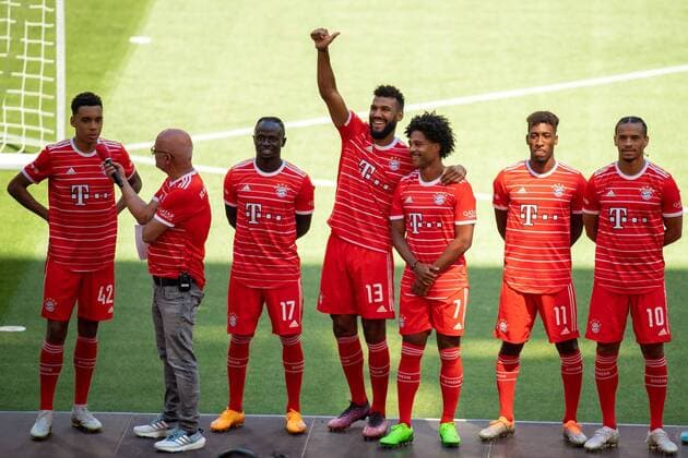 Jamal Musiala 42 (FC Bayern Muenchen) mit stadion speaker Stephan Lehmann, Sadio Mane 17 (FC Bayern Muenchen), Eric Maxim Choupo-Moting 13 (FC Bayern Muenchen), Serge Gnabry 7 (FC Bayern Muenchen), Kingsley Coman 11 (FC Bayern Muenchen), Leroy Sane 10 (FC Bayern Muenchen), Teampraesentation FC Bayern Muenchen, 16.07.22 Muenchen Bayern Deutschland *** Jamal Musiala 42 FC Bayern Muenchen with stadion speaker Stephan Lehmann, Sadio Mane 17 FC Bayern Muenchen , Eric Maxim Choupo Moting 13 FC Bayern Muenchen , Serge Gnabry 7 FC Bayern Muenchen , Kingsley Coman 11 FC Bayern Muenchen , Leroy Sane 10 FC Bayern Muenchen , Teampraesentation FC Bayern Muenchen, 16 07 22 Muenchen Bayern Germany Copyright: xkolbert-press UlrichxGamelx