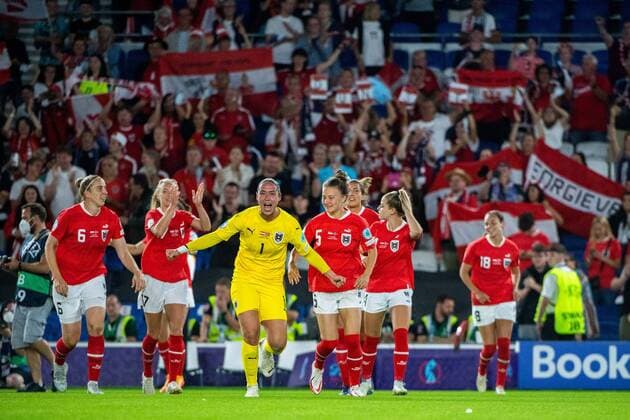 Katharina Schiechtl (Austria 6), Goalkeeper Manuela Zinsberger (Austria 1), Annabel Schasching (Austria 5), und Team jubeln ueber den Sieg, GBR, Oesterreich vs. Norwegen, Fussball UEFA Womens EURO 2022, 15.07.2022, Gruppe A, 3. Spieltag GBR, Oesterreich vs. Norwegen, Fussball UEFA Womens EURO 2022, 15.07.2022, Gruppe A, 3. Spieltag Brighton Copyright: xEibner Memmlerx EP_MMR