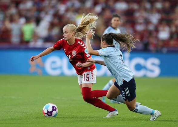 Sport Bilder des Tages 16th July 2022, Community Stadium, Brentford, London, England: Womens European International football tournament; Denmark versus Spain; Kathrine Kuhl of Denmark challenged by Ona Batlle of Spain  ActionPlus12409212 JohnxPatrickxFletcher