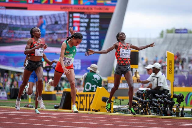 Bilder des Jahres 2022, Sport 07 Juli Sport Bilder des Tages World Athletics Championships Oregon 22; United States of America, 16.07.2022 Zieleinlauf 10000m: Siegerin Letesenbet GIDEY (ETH), Platz 2 geht an Hellen OBIRI (KEN), Platz 3 an Margaret Chelimo KIPKEMBOI (KEN) am 16.07.22 im Hayward Field in Eugene an Tag 2 der World Athletics Championships Oregon22. *** World Athletics Championships Oregon 22 United States of America, 16 07 2022 finish 10000m winner Letesenbet GIDEY ETH , 2nd place goes to Hellen OBIRI KEN , 3rd place to Margaret Chelimo KIPKEMBOI KEN on 16 07 22 at Hayward Field in Eugene on day 2 of the World Athletics Championships Oregon22 Copyright: xBEAUTIFULxSPORTS AxelxKohringx