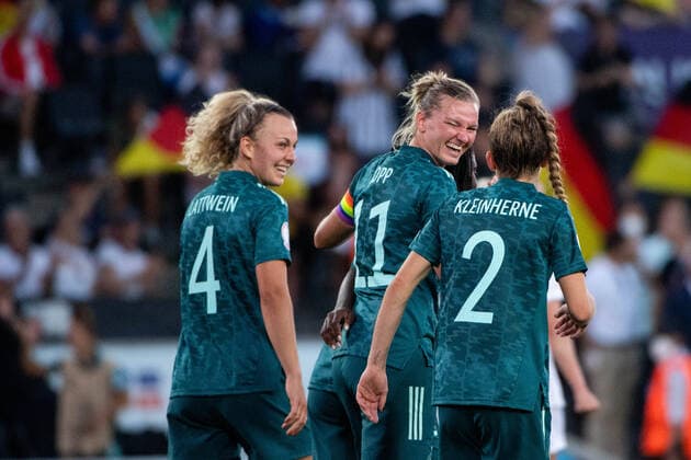 Sophia Kleinherne (Deutschland 2), Lena Lattwein (Deutschland 4), Alexandra Popp (Deutschland 11) jubeln ueber das Tor zum 2:0, GBR, Deutschland vs. Finnland, Fussball UEFA Womens EURO 2022, 16.07.2022, Gruppe B, 3. Spieltag GBR, Deutschland vs. Finnland, Fussball UEFA Womens EURO 2022, 16.07.2022, Gruppe B, 3. Spieltag Copyright: xEibner Memmlerx EP_MMR