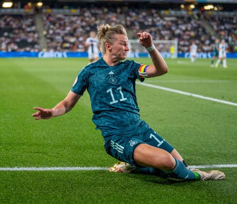 Alexandra Popp (11 Deutschland) in Aktion beim Gruppenspiel Finnland - Deutschland bei der Frauen-EM am 16.07.2022. Bletchley Milton Keynes Stadium MK England