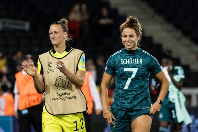 UEFA WOMEN’S EURO ENGLAND 2022: Finnland - Deutschland; 16.07.2022 Lena Oberdorf (Deutschland, 6) im Trikot von Lea Schueller (Deutschland, 7) nach dem Spiel UEFA WOMEN’S EURO ENGLAND 2022: Finnland - Deutschland; MK Dons, Milton Keynes, 16.07.2022 Copyright: xBEAUTIFULxSPORTS Wunderlx