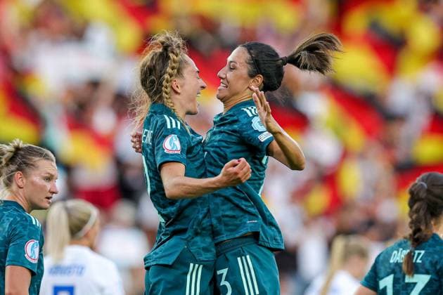 Sport Bilder des Tages Finland Women v Germany UEFA WOMEN?S EURO 2022 16 07 2022. Group B Goal 0-1 Sophia Kleinherne of Germany Women scores a goal and celebrates with Kathrin-Julia Hendrich of Germany Women during the UEFA WOMEN?S EURO 2022 match between Finland Women and Germany at stadium:mk, Milton Keynes, England on 16 July 2022. Editorial use only , Copyright: xNigelxKeenex PSI-15477-0046