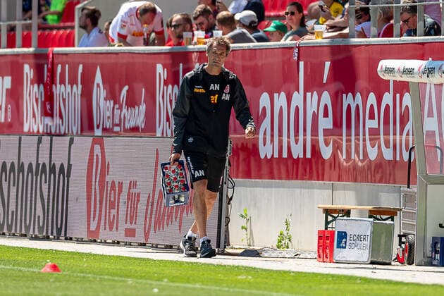 Dr. Andreas Harlass-Neuking (Mannschaftsarzt, SSV Jahn Regensburg) sorgt fuer Erfrischung waehrend des Aufwaermens. SSV Jahn Regensburg gegen SV Darmstadt 98, Fussball, 2. Bundesliga, 1. Spieltag, Saison 2022 2023, 16.07.2022. (DFL DFB REGULATIONS PROHIBIT ANY USE OF PHOTOGRAPHS as IMAGE SEQUENCES and or QUASI-VIDEO). SSV Jahn Regensburg gegen SV Darmstadt 98, Fussball, 2. Bundesliga, 1. Spieltag, Saison 2022 2023, 16.07.2022 Regensburg Copyright: xEibnerxPressefoto HeikexFeinerx EP_EER