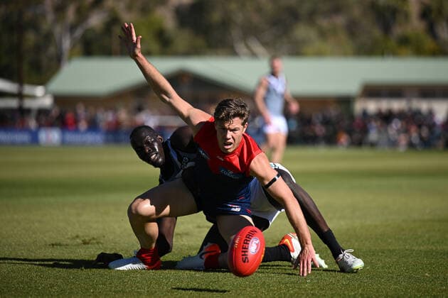 AFL DEMONS POWER, Jake Melksham of the Demons (right) and Aliir Aliir of Port Adelaide compete for the ball during the AFL Round 18 match between the Melbourne Demons and Port Adelaide Power at Traeger Park in Alice Springs, Sunday, July 17, 2022. ( NO ARCHIVING, EDITORIAL USE ONLY, NO USE IN BOOKS WITHOUT CONSENT ALICE SPRINGS NORTHERN TERRITORY AUSTRALIA  Copyright: xJAMESxROSSx 20220717001680304604