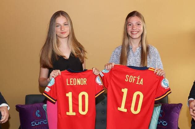 Bilder des Jahres 2022, Sport 07 Juli Sport Bilder des Tages The Princess of Asturias, Leonor, and the Infanta Sofía attended the UEFA Women s Euro 2022 group stage match between the National Teams of Denmark and Spain at the Brentford Community Stadium in London. London July 16, 2022 La Princesa de Asturias, Leonor, y la Infanta Sofía asistieron en el Brentford Community Stadium de Londres, al partido de la fase de grupos de la UEFA EURO, EM, Europameisterschaft,Fussball Femenina 2022 entre las Selecciones Nacionales de Dinamarca y Espana. Londres 16 de Julio de 2022 Casa de S.M. el Rey JOSE JIMENEZ Cordon Press Images will be for editorial use only. Mandatory credit: Casa de S.M. el Rey JOSE JIMENEZ Cordon Press *** The Princess of Asturias, Leonor, and the Infanta Sofía attended the UEFA Women s Euro 2022 group stage match between the National Teams of Denmark and Spain at the Brentford Community Stadium in London London July 16, 2022 The Princess of Asturias, Leonor, and the Infanta Sofía attended the UEFA Women s Euro 2022 group stage match between the National Teams of Denmark and Spain at the Brentford Community Stadium in London London July 16, 2022 at the UEFA Womens Euro 2022 group stage match between the National Teams of Denmark and Spain London July 16, 2022 Casa de S M el Rey JOSE JIMENEZ Cordon Press Images will be for editorial use only Mandatory credit Casa de S M el Rey JOSE JIMENEZ Cordon Press  CasaxdexS.M.xelxRey