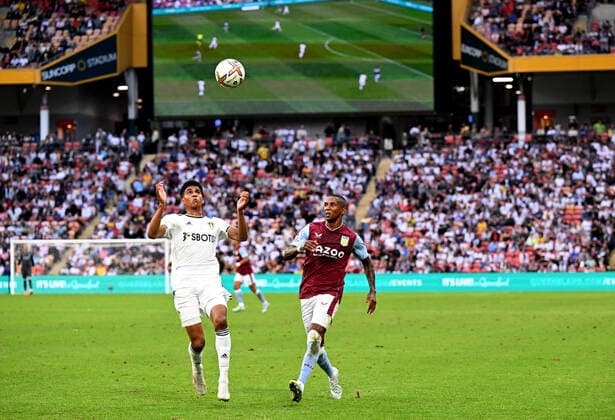 SOCCER ASTON VILLA LEEDS, Cody Drameh (left) of Leeds United contests for the ball against Ashley Young (right) of Aston Villa during the soccer match between Aston Villa and Leeds United at Suncorp Stadium in Brisbane, Sunday, July 17, 2022. ( NO ARCHIVING, EDITORIAL USE ONLY, NO USE IN BOOKS WITHOUT CONSENT BRISBANE QUEENSLAND AUSTRALIA  Copyright: xDARRENxENGLANDx 20220717001680334883