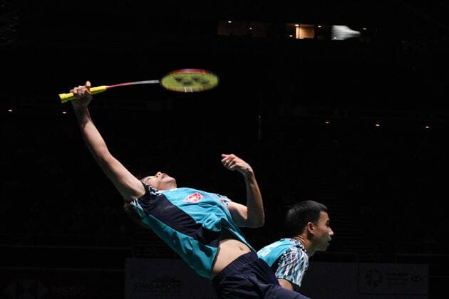 (220717) -- SINGAPORE, July 17, 2022 -- Dechapol Puavaranukroh (R) Sapsiree Taerattanachai of Thailand compete during the Singapore Badminton Open mixed doubles final match against China s Wang Yilyu Huang Dongping at the Singapore Indoor Stadium on July 17, 2022. (Photo by Xinhua) (SP)SINGAPORE-BADMINTON-SINGAPORE OPEN-MIXED DOUBLES ThenxChihxWey 